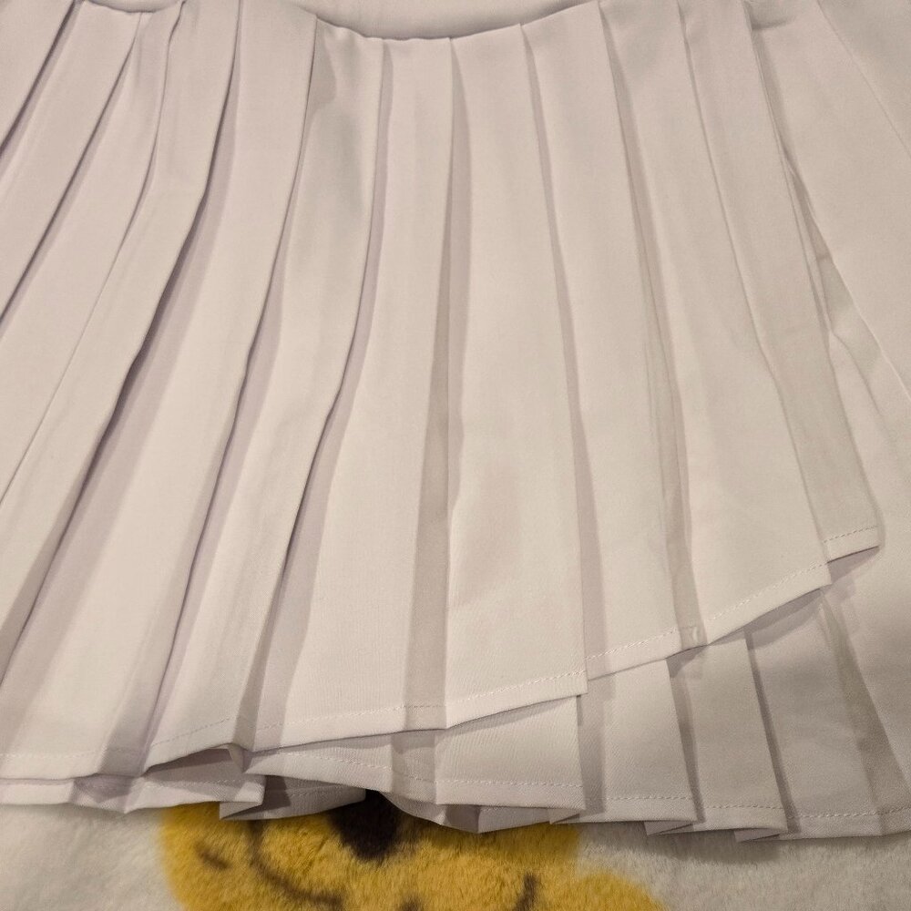 Young Chic Size Medium White Skort with pockets - Picture 2 of 6